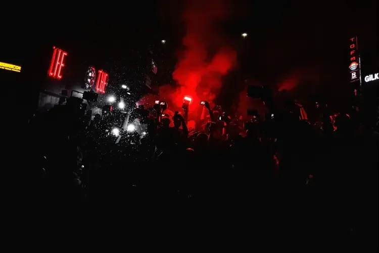 现场直击:某明星机场被围堵,保镖冲突场面火爆 - 今日吃瓜在线 现场直击:某明星机场被围堵,保镖冲突场面火爆